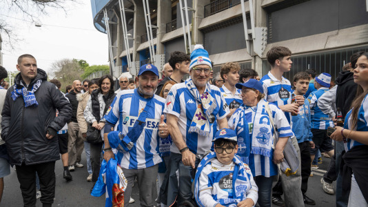 Casi 29.000 espectadores se dieron cita en Riazor para celebrar el Día de las Peñas y el triunfo blanquiazul