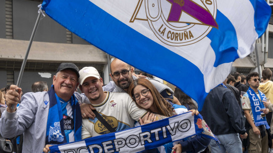 Casi 29.000 espectadores se dieron cita en Riazor para celebrar el Día de las Peñas y el triunfo blanquiazul