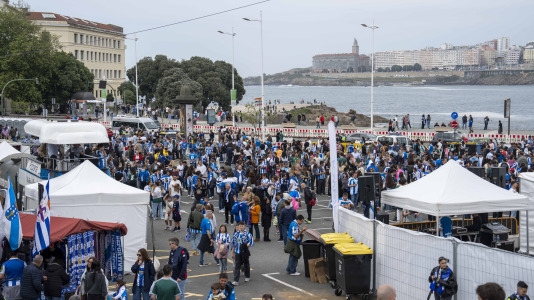 Casi 29.000 espectadores se dieron cita en Riazor para celebrar el Día de las Peñas y el triunfo blanquiazul