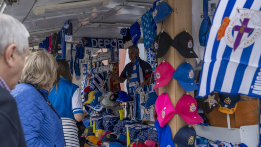 Casi 29.000 espectadores se dieron cita en Riazor para celebrar el Día de las Peñas y el triunfo blanquiazul