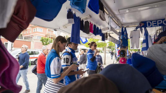 Casi 29.000 espectadores se dieron cita en Riazor para celebrar el Día de las Peñas y el triunfo blanquiazul