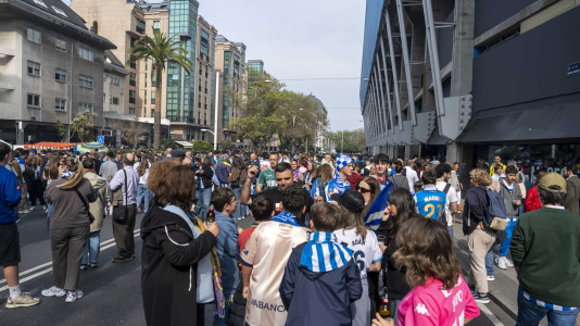 Casi 29.000 espectadores se dieron cita en Riazor para celebrar el Día de las Peñas y el triunfo blanquiazul