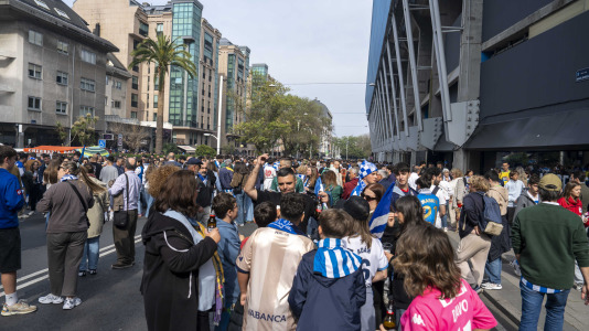 Casi 29.000 espectadores se dieron cita en Riazor para celebrar el Día de las Peñas y el triunfo blanquiazul