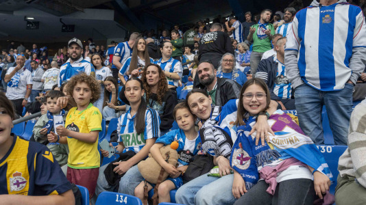 Casi 29.000 espectadores se dieron cita en Riazor para celebrar el Día de las Peñas y el triunfo blanquiazul