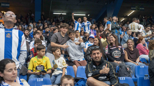 Casi 29.000 espectadores se dieron cita en Riazor para celebrar el Día de las Peñas y el triunfo blanquiazul