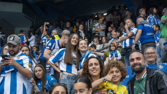 Casi 29.000 espectadores se dieron cita en Riazor para celebrar el Día de las Peñas y el triunfo blanquiazul