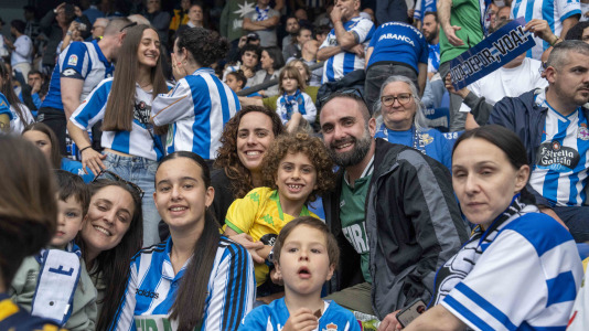 Casi 29.000 espectadores se dieron cita en Riazor para celebrar el Día de las Peñas y el triunfo blanquiazul