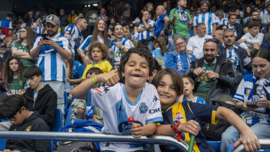 Casi 29.000 espectadores se dieron cita en Riazor para celebrar el Día de las Peñas y el triunfo blanquiazul