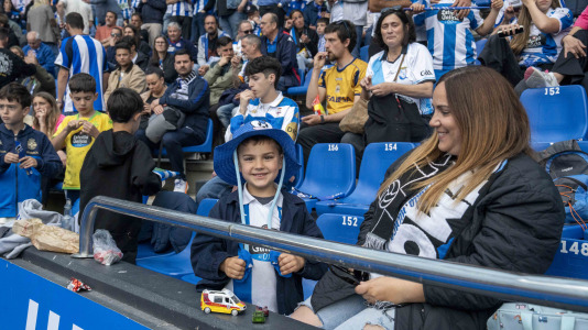 Casi 29.000 espectadores se dieron cita en Riazor para celebrar el Día de las Peñas y el triunfo blanquiazul