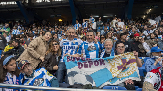 Casi 29.000 espectadores se dieron cita en Riazor para celebrar el Día de las Peñas y el triunfo blanquiazul
