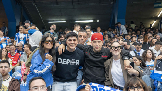 Casi 29.000 espectadores se dieron cita en Riazor para celebrar el Día de las Peñas y el triunfo blanquiazul