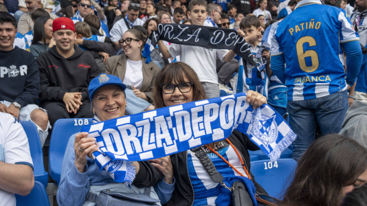 Casi 29.000 espectadores se dieron cita en Riazor para celebrar el Día de las Peñas y el triunfo blanquiazul