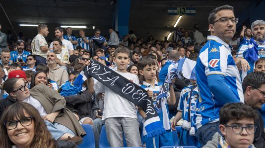 Casi 29.000 espectadores se dieron cita en Riazor para celebrar el Día de las Peñas y el triunfo blanquiazul
