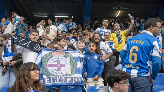 Casi 29.000 espectadores se dieron cita en Riazor para celebrar el Día de las Peñas y el triunfo blanquiazul