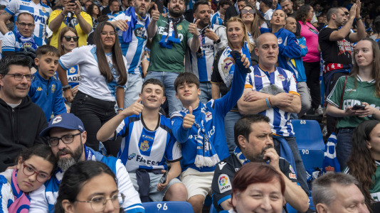 Casi 29.000 espectadores se dieron cita en Riazor para celebrar el Día de las Peñas y el triunfo blanquiazul