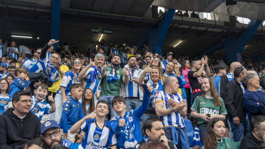 Casi 29.000 espectadores se dieron cita en Riazor para celebrar el Día de las Peñas y el triunfo blanquiazul