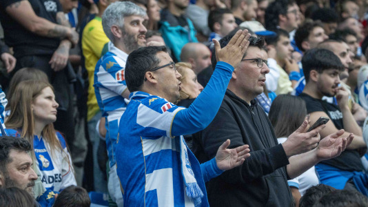 Casi 29.000 espectadores se dieron cita en Riazor para celebrar el Día de las Peñas y el triunfo blanquiazul
