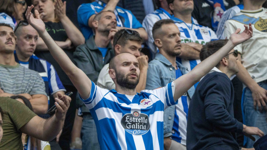 Casi 29.000 espectadores se dieron cita en Riazor para celebrar el Día de las Peñas y el triunfo blanquiazul
