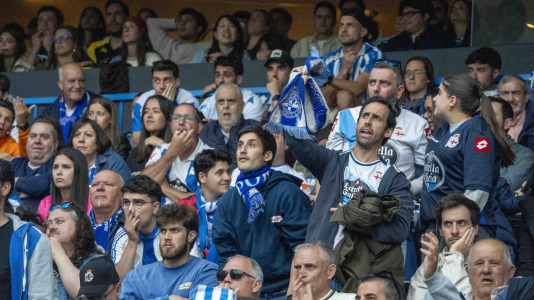 Casi 29.000 espectadores se dieron cita en Riazor para celebrar el Día de las Peñas y el triunfo blanquiazul