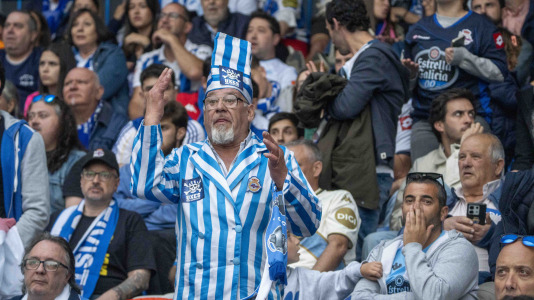Casi 29.000 espectadores se dieron cita en Riazor para celebrar el Día de las Peñas y el triunfo blanquiazul