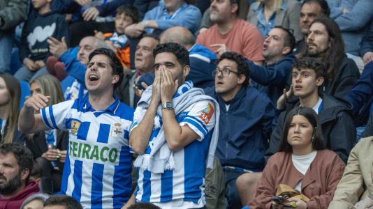 Casi 29.000 espectadores se dieron cita en Riazor para celebrar el Día de las Peñas y el triunfo blanquiazul