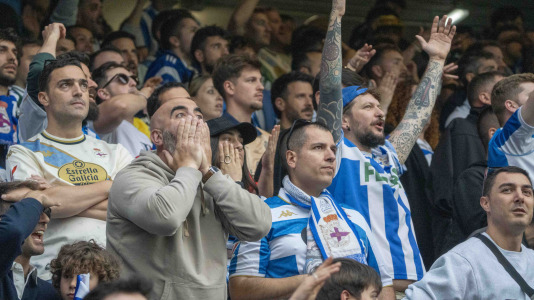 Casi 29.000 espectadores se dieron cita en Riazor para celebrar el Día de las Peñas y el triunfo blanquiazul