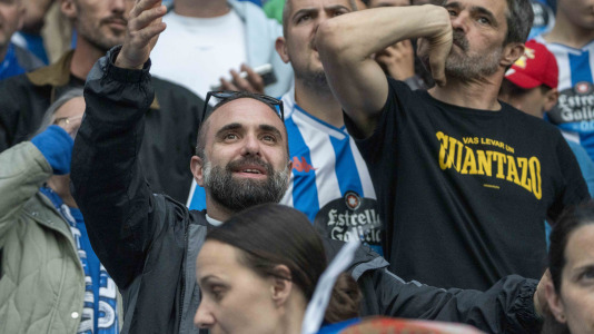 Casi 29.000 espectadores se dieron cita en Riazor para celebrar el Día de las Peñas y el triunfo blanquiazul