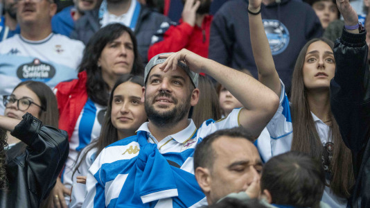 Casi 29.000 espectadores se dieron cita en Riazor para celebrar el Día de las Peñas y el triunfo blanquiazul
