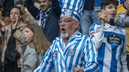 Casi 29.000 espectadores se dieron cita en Riazor para celebrar el Día de las Peñas y el triunfo blanquiazul