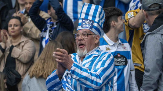 Casi 29.000 espectadores se dieron cita en Riazor para celebrar el Día de las Peñas y el triunfo blanquiazul