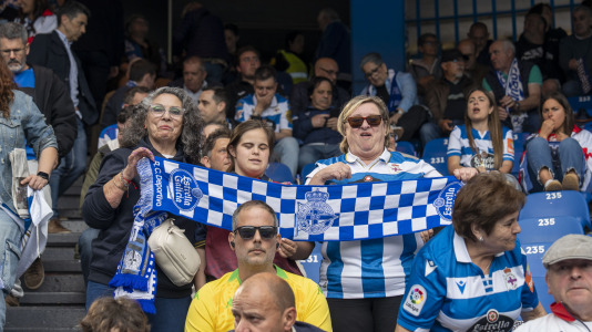 Casi 29.000 espectadores se dieron cita en Riazor para celebrar el Día de las Peñas y el triunfo blanquiazul