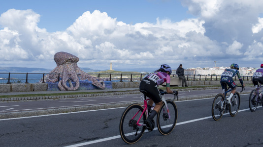 Paso de la Vuelta Ciclista a España femenina por A Coruña