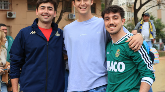 Cientos de seguidores animarl al equipo en el duelo con el Cádiz