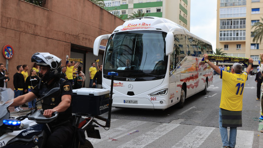 Cientos de seguidores animarl al equipo en el duelo con el Cádiz