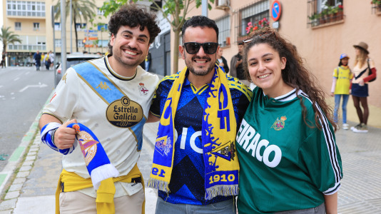 Cientos de seguidores animarl al equipo en el duelo con el Cádiz