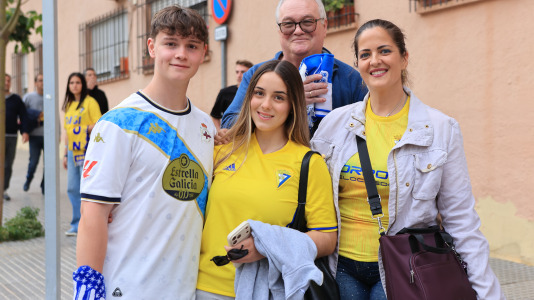 Cientos de seguidores animarl al equipo en el duelo con el Cádiz