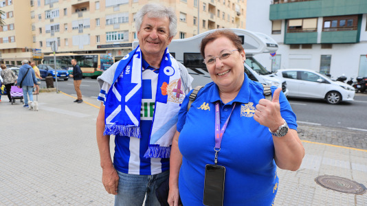 Cientos de seguidores animarl al equipo en el duelo con el Cádiz