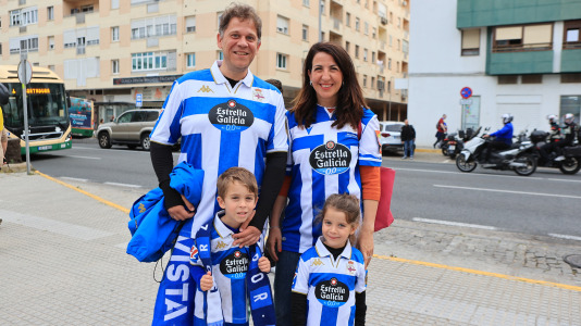 Cientos de seguidores animarl al equipo en el duelo con el Cádiz