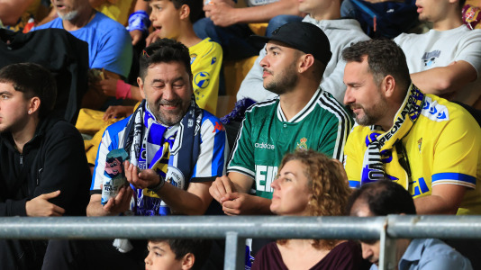 Cientos de seguidores animarl al equipo en el duelo con el Cádiz