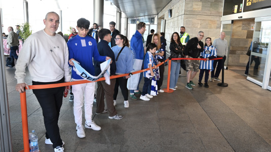 Un centenar de aficionados acudieron al aeropuerto para animar a la plantilla