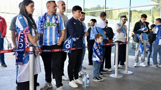 Un centenar de aficionados acudieron al aeropuerto para animar a la plantilla