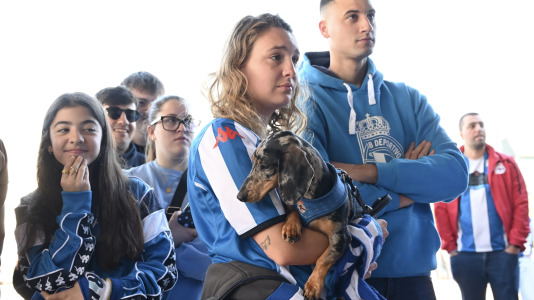 Un centenar de aficionados acudieron al aeropuerto para animar a la plantilla