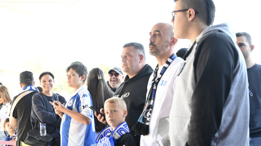Un centenar de aficionados acudieron al aeropuerto para animar a la plantilla