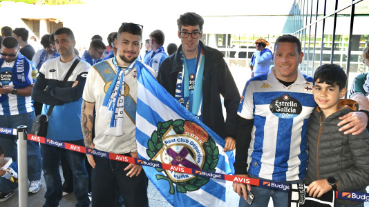 Un centenar de aficionados acudieron al aeropuerto para animar a la plantilla