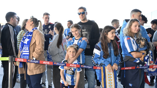 Un centenar de aficionados acudieron al aeropuerto para animar a la plantilla
