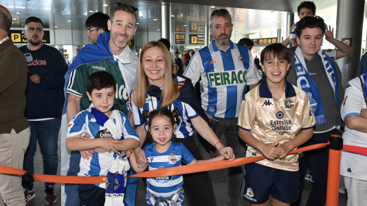 Un centenar de aficionados acudieron al aeropuerto para animar a la plantilla