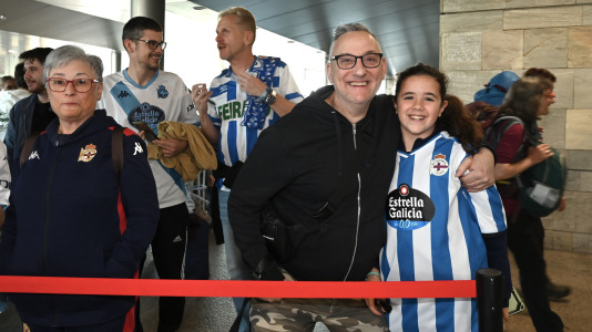 Un centenar de aficionados acudieron al aeropuerto para animar a la plantilla