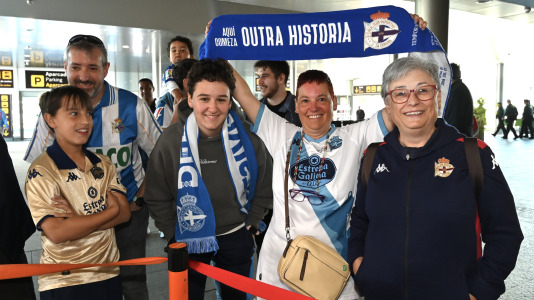 Un centenar de aficionados acudieron al aeropuerto para animar a la plantilla