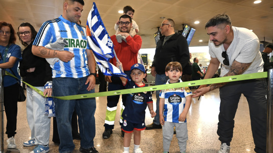 Un centenar de aficionados acudieron al aeropuerto para animar a la plantilla