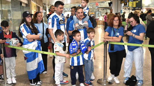 Un centenar de aficionados acudieron al aeropuerto para animar a la plantilla